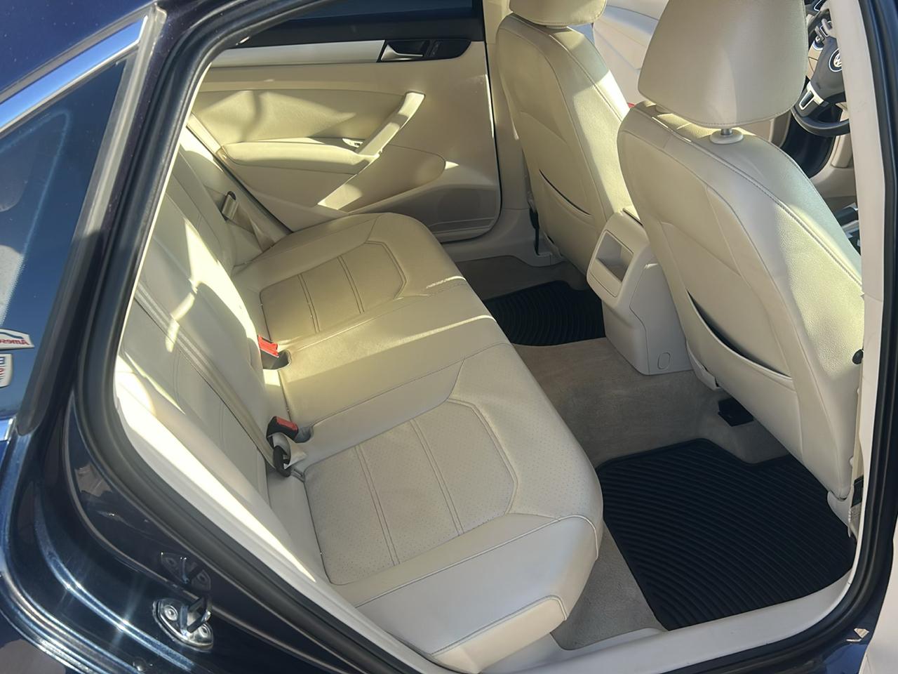 Volkswagen Passat 4dr Sdn 2.0L TDI DSG SE w/Sunroof 2012