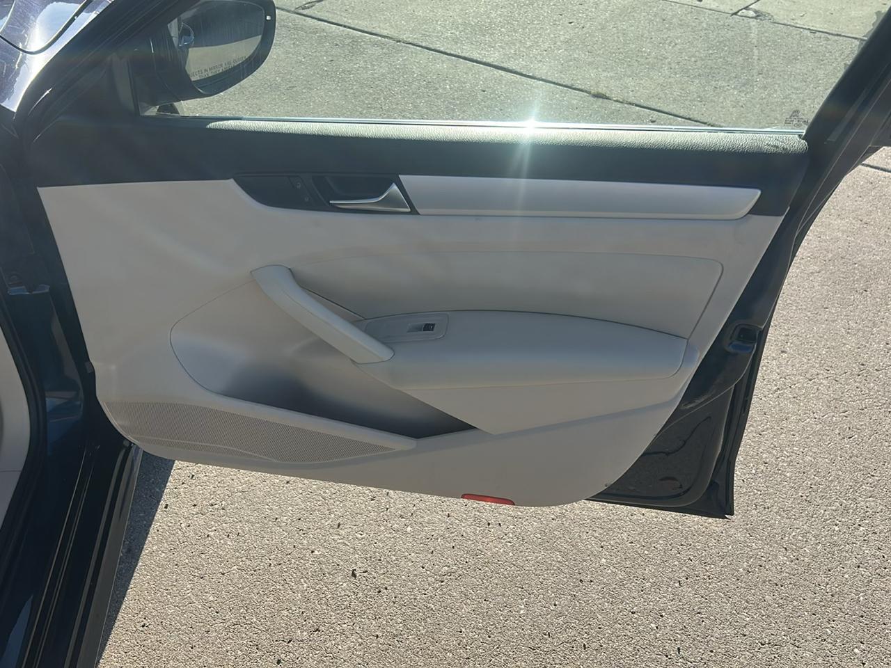 Volkswagen Passat 4dr Sdn 2.0L TDI DSG SE w/Sunroof 2012