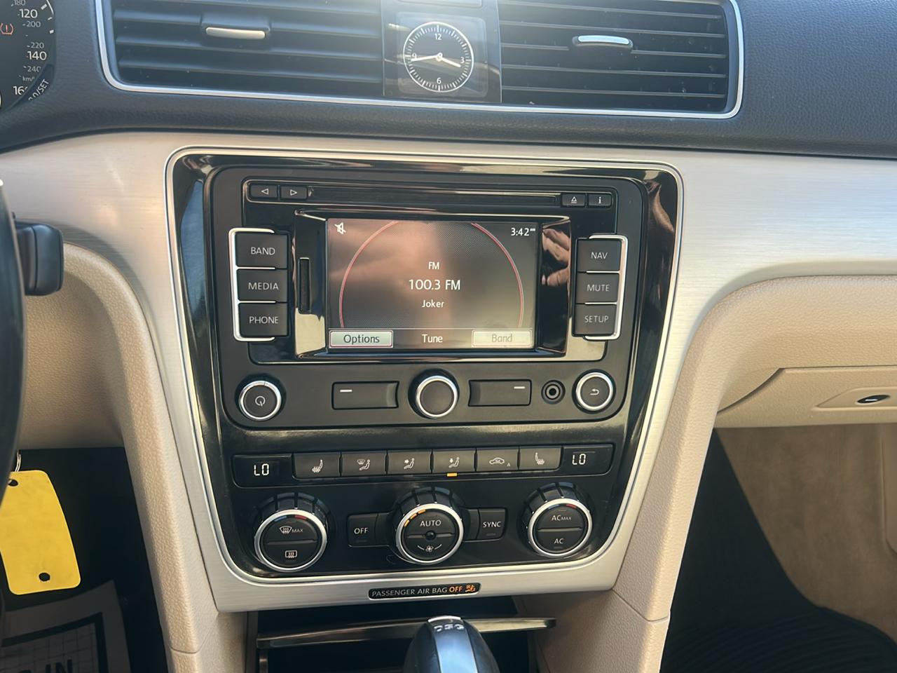 Volkswagen Passat 4dr Sdn 2.0L TDI DSG SE w/Sunroof 2012