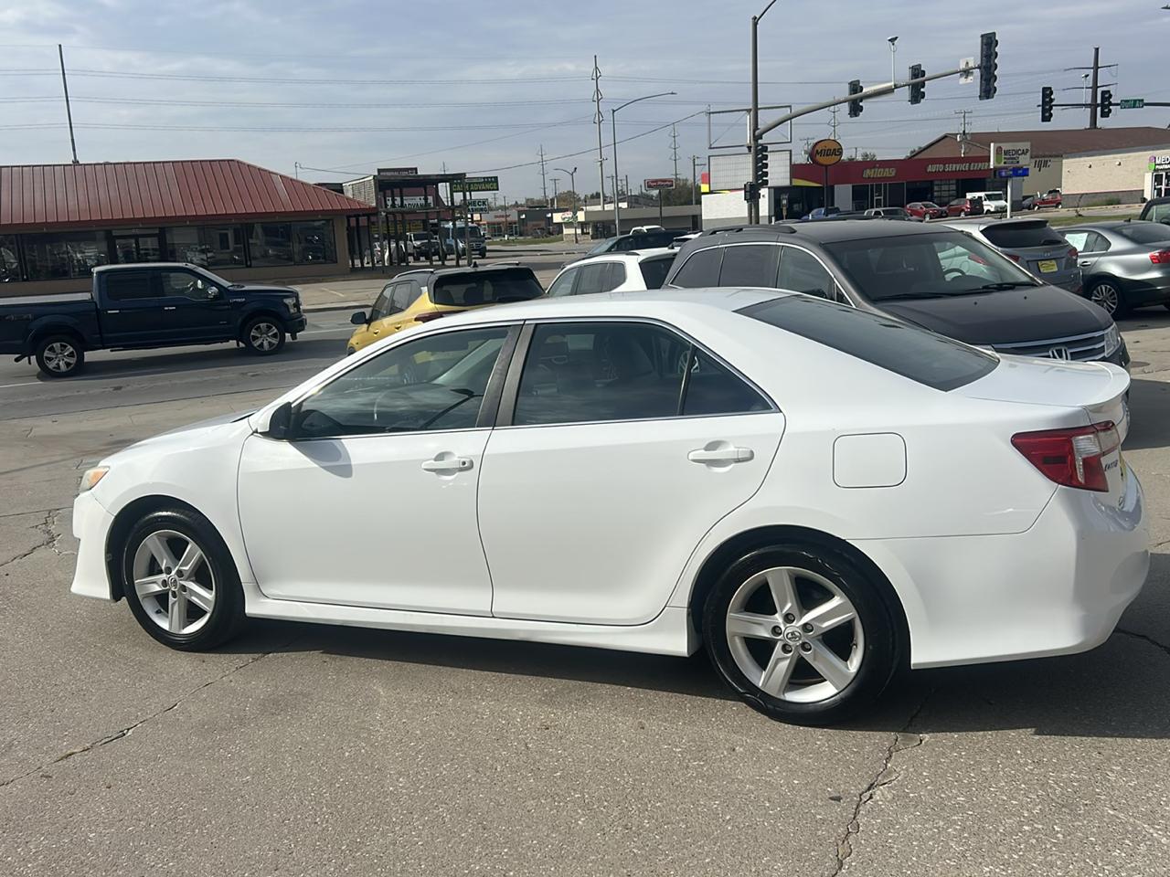 Toyota Camry 4dr Sdn I4 Auto XLE (Natl) 2013
