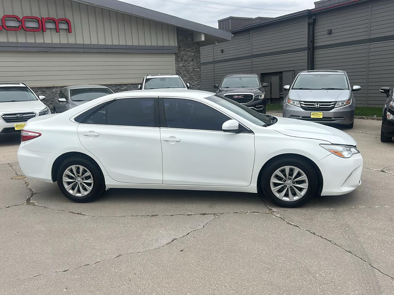 Toyota Camry 4dr Sdn I4 Auto XLE (Natl) 2015