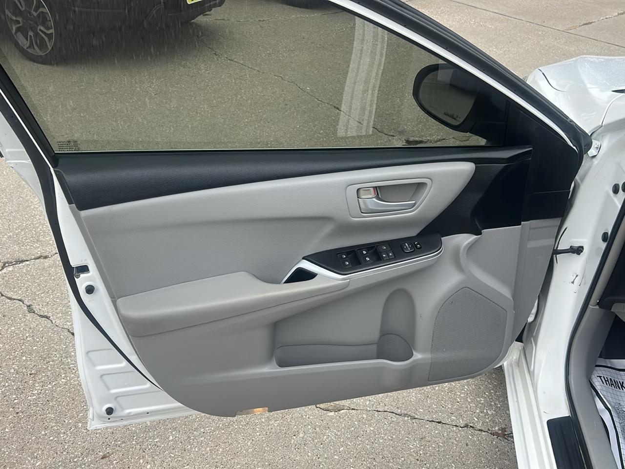 Toyota Camry 4dr Sdn I4 Auto XLE (Natl) 2015
