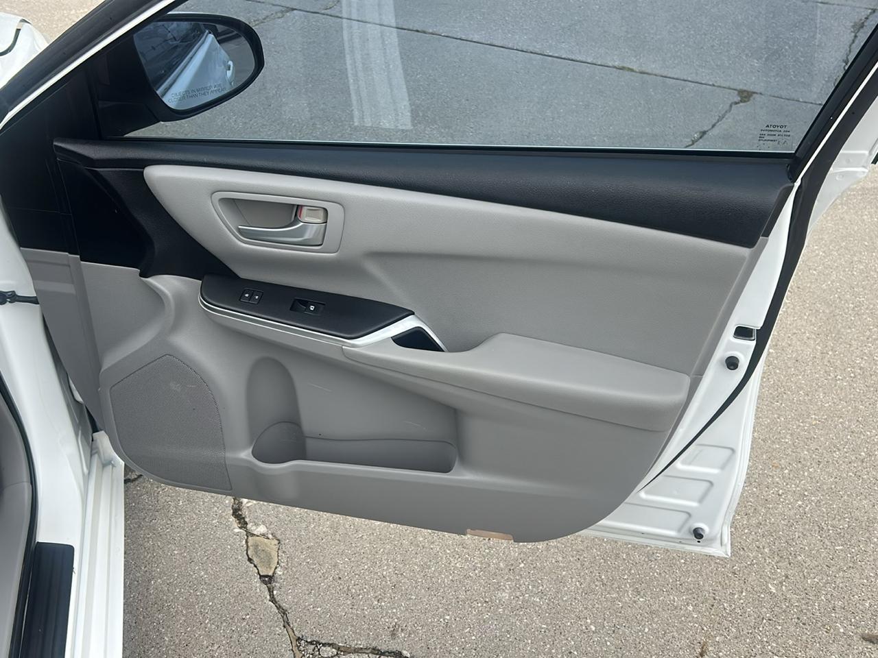 Toyota Camry 4dr Sdn I4 Auto XLE (Natl) 2015