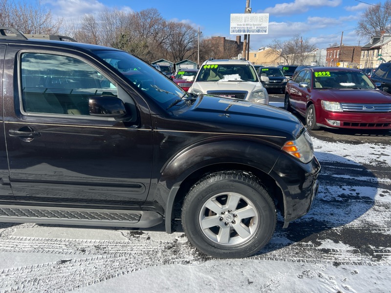 Nissan Pathfinder LE 4WD 2011