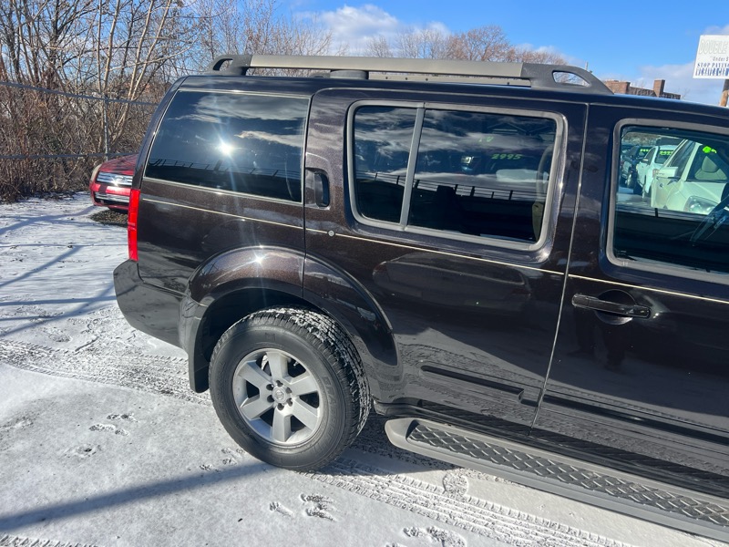Nissan Pathfinder LE 4WD 2011
