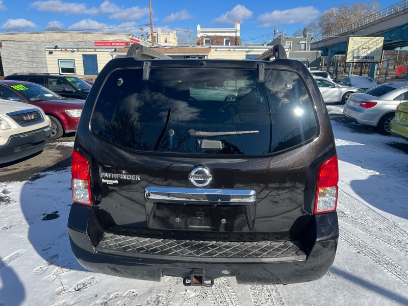 Nissan Pathfinder LE 4WD 2011