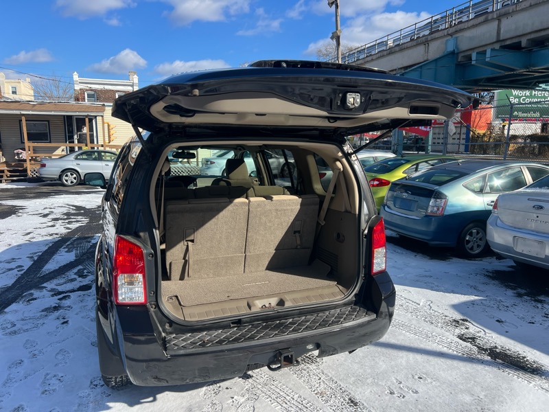 Nissan Pathfinder LE 4WD 2011