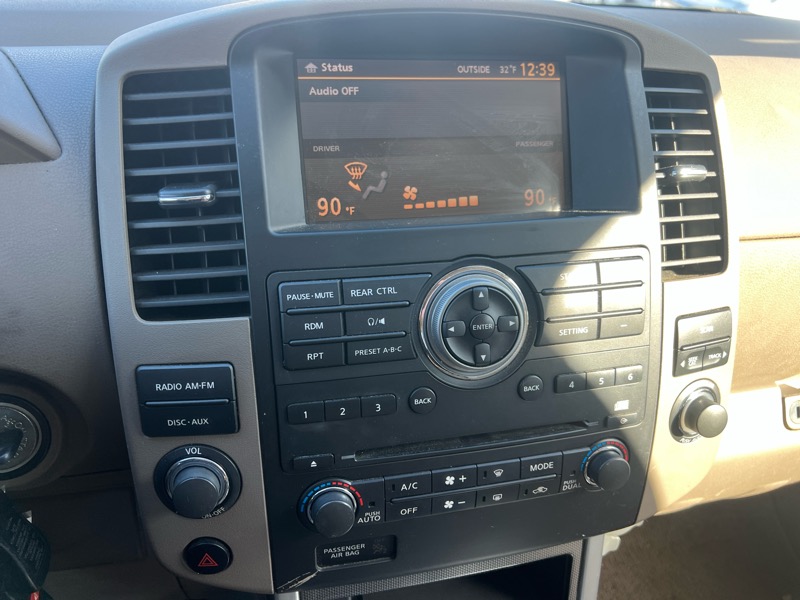 Nissan Pathfinder LE 4WD 2011