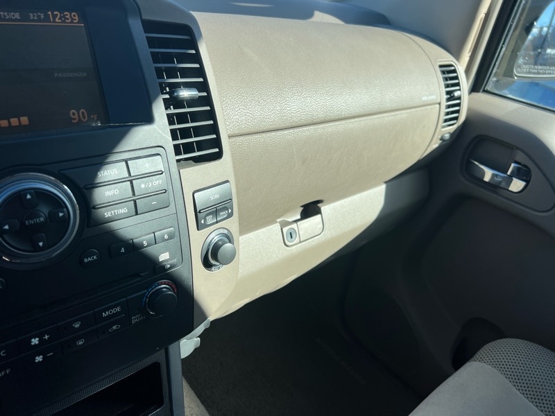 Nissan Pathfinder LE 4WD 2011