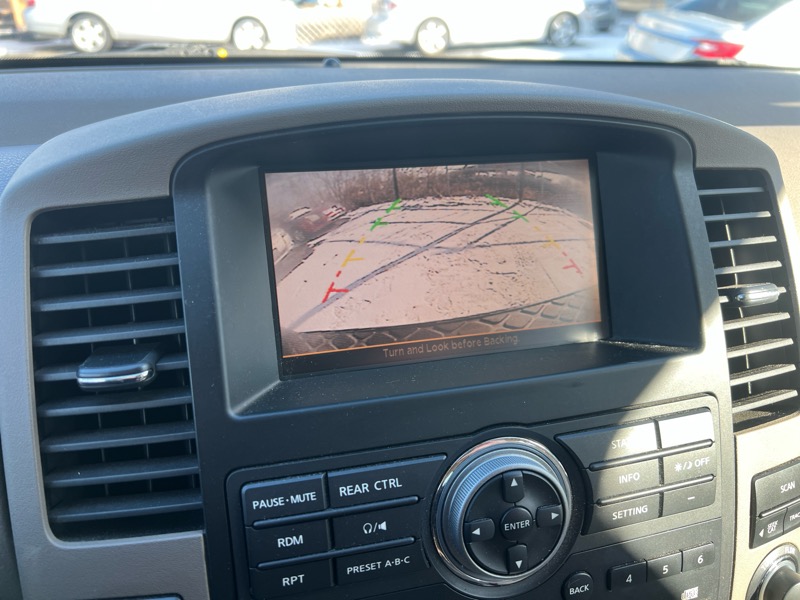 Nissan Pathfinder LE 4WD 2011