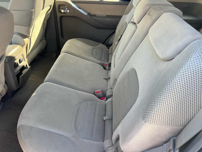 Nissan Pathfinder LE 4WD 2011