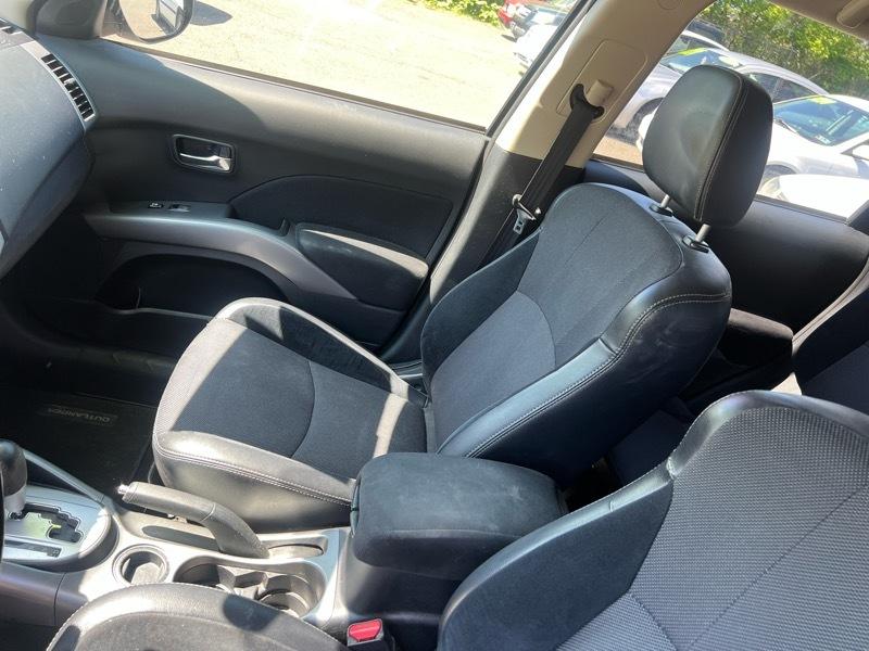 Mitsubishi Outlander SE 2WD 2013