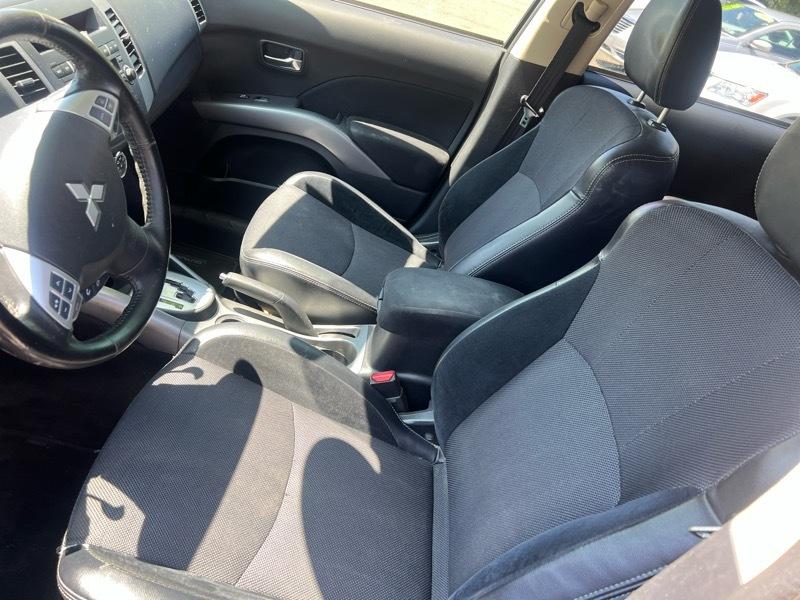Mitsubishi Outlander SE 2WD 2013