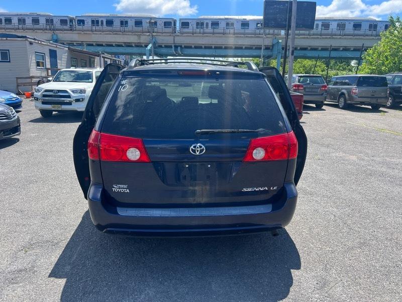 Toyota Sienna LE 7-Passenger 2006