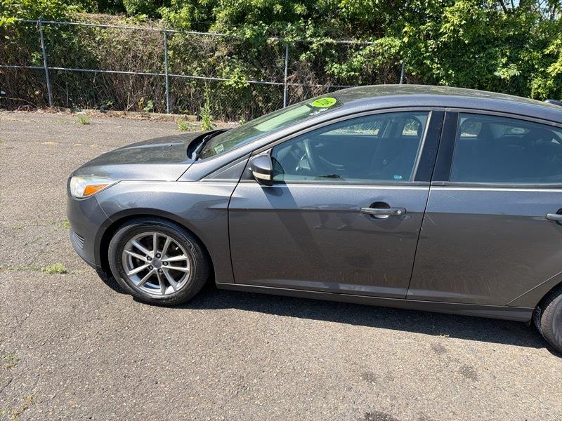 Ford Focus SE Sedan 2016