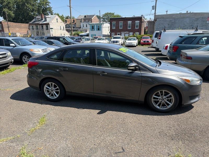 Ford Focus SE Sedan 2016