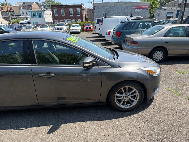 Ford Focus SE Sedan 2016