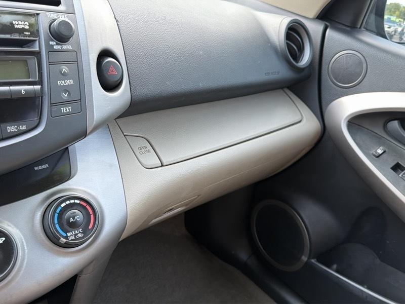 Toyota RAV4 Base V6 2WD 2006