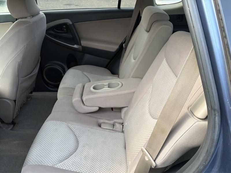 Toyota RAV4 Base V6 2WD 2006