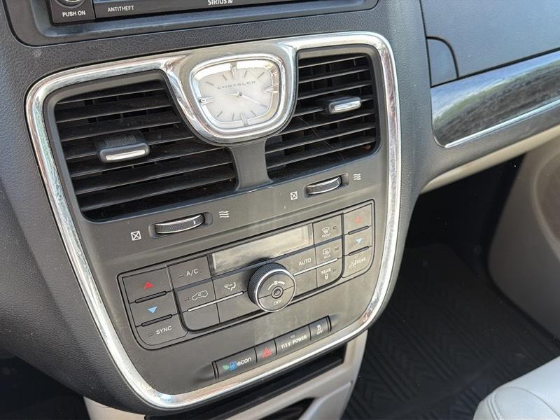 Chrysler Town & Country Touring 2013