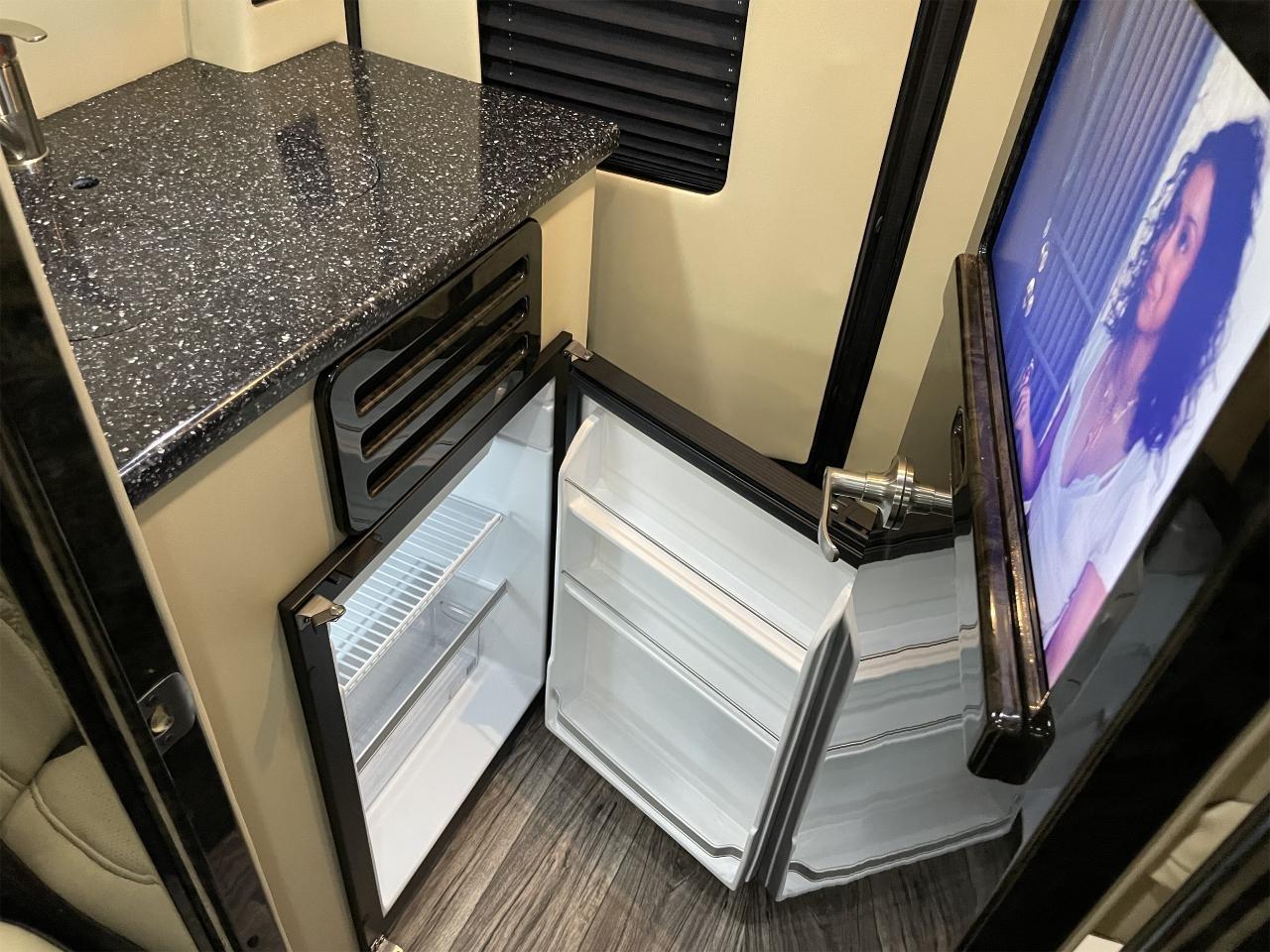 Mercedes-Benz Sprinter Van  2025