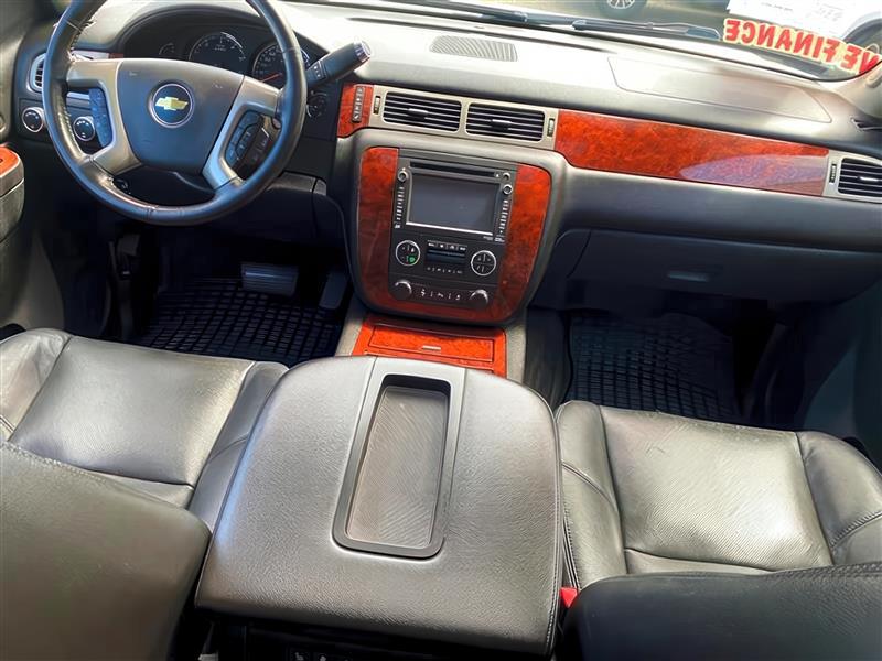 Chevrolet Suburban LTZ 4WD 2013