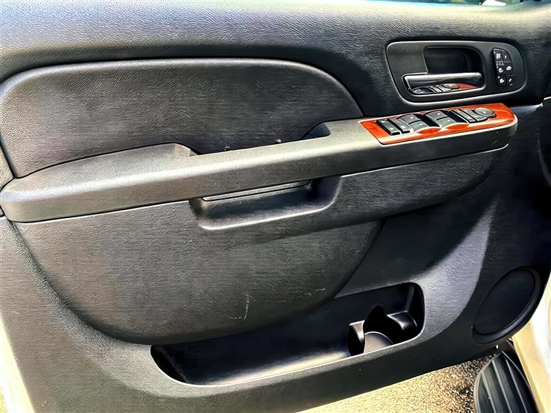 Chevrolet Suburban LTZ 4WD 2013