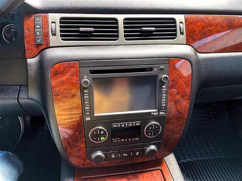 Chevrolet Suburban LTZ 4WD 2013