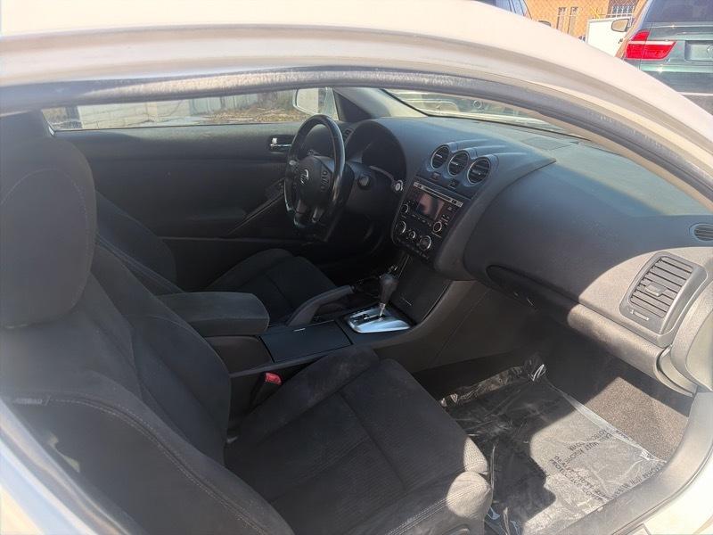Nissan Altima 2.5 S 6M/T Coupe 2010