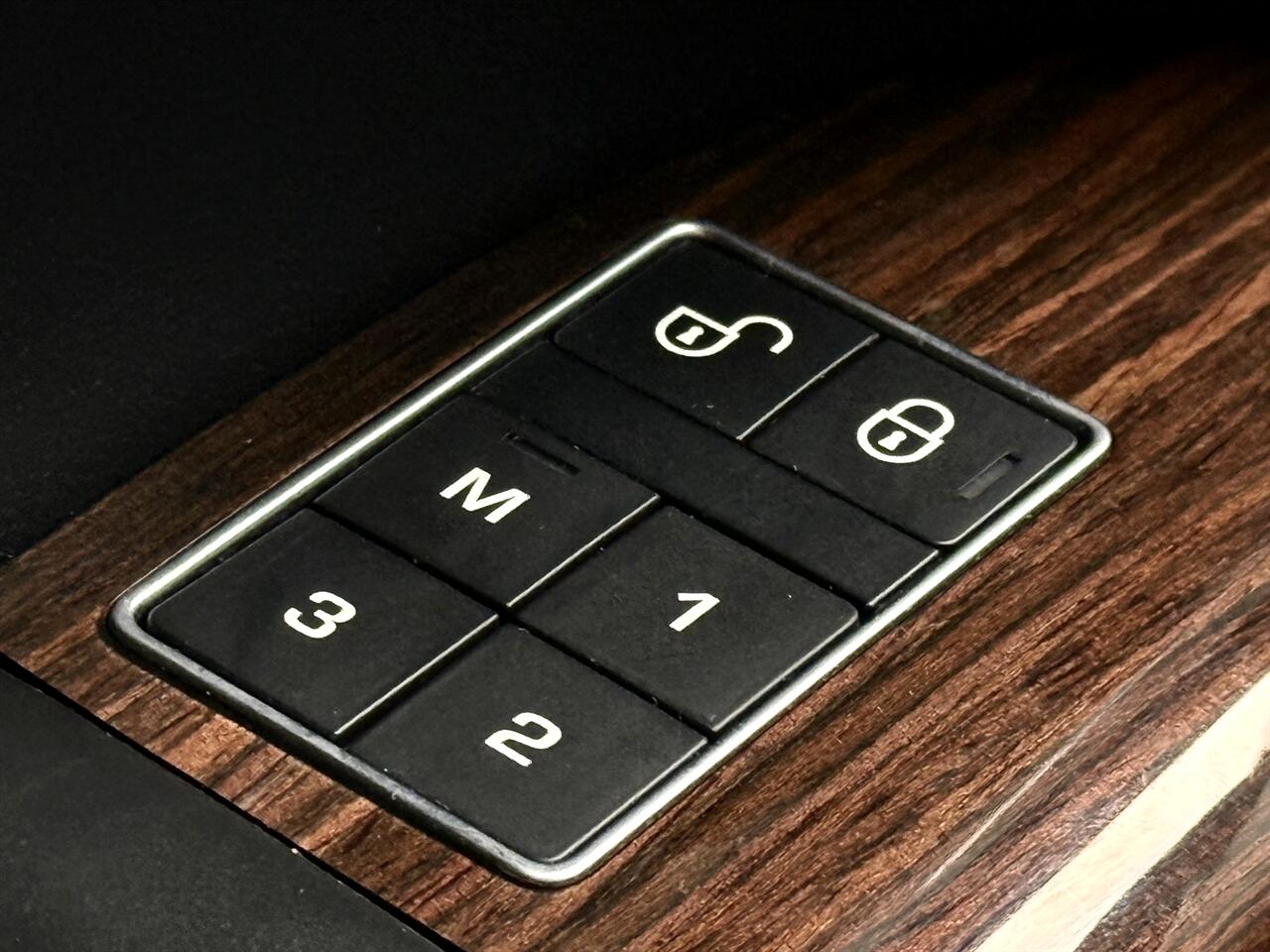 2016 Land Rover Range Rover HSE photo 24