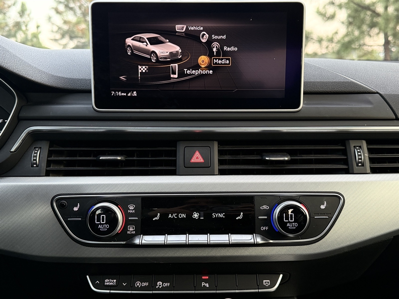 Audi A4  2017 Audi A4  2017