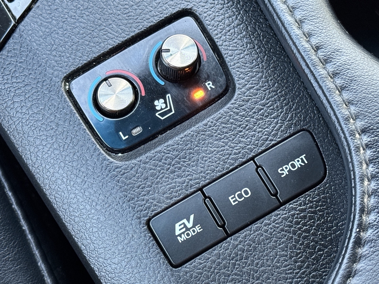 Toyota Avalon Hybrid  2013