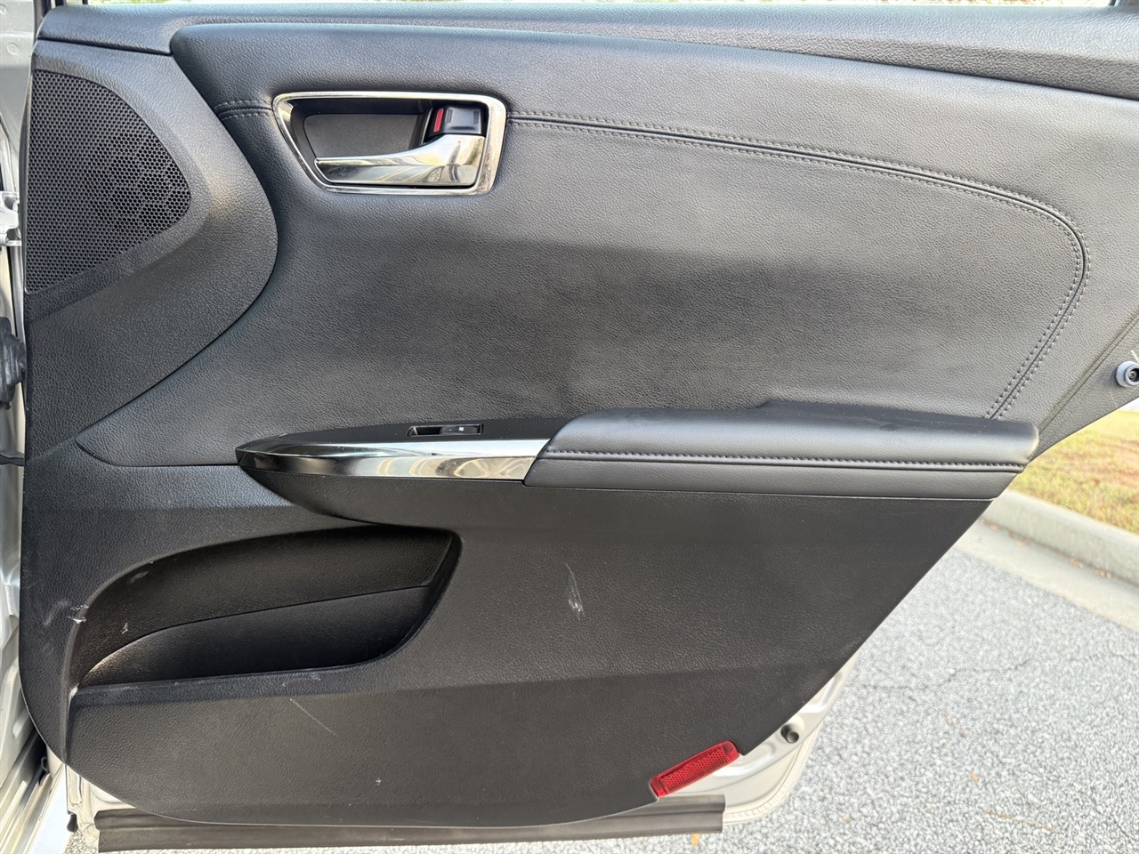 Toyota Avalon Hybrid  2013