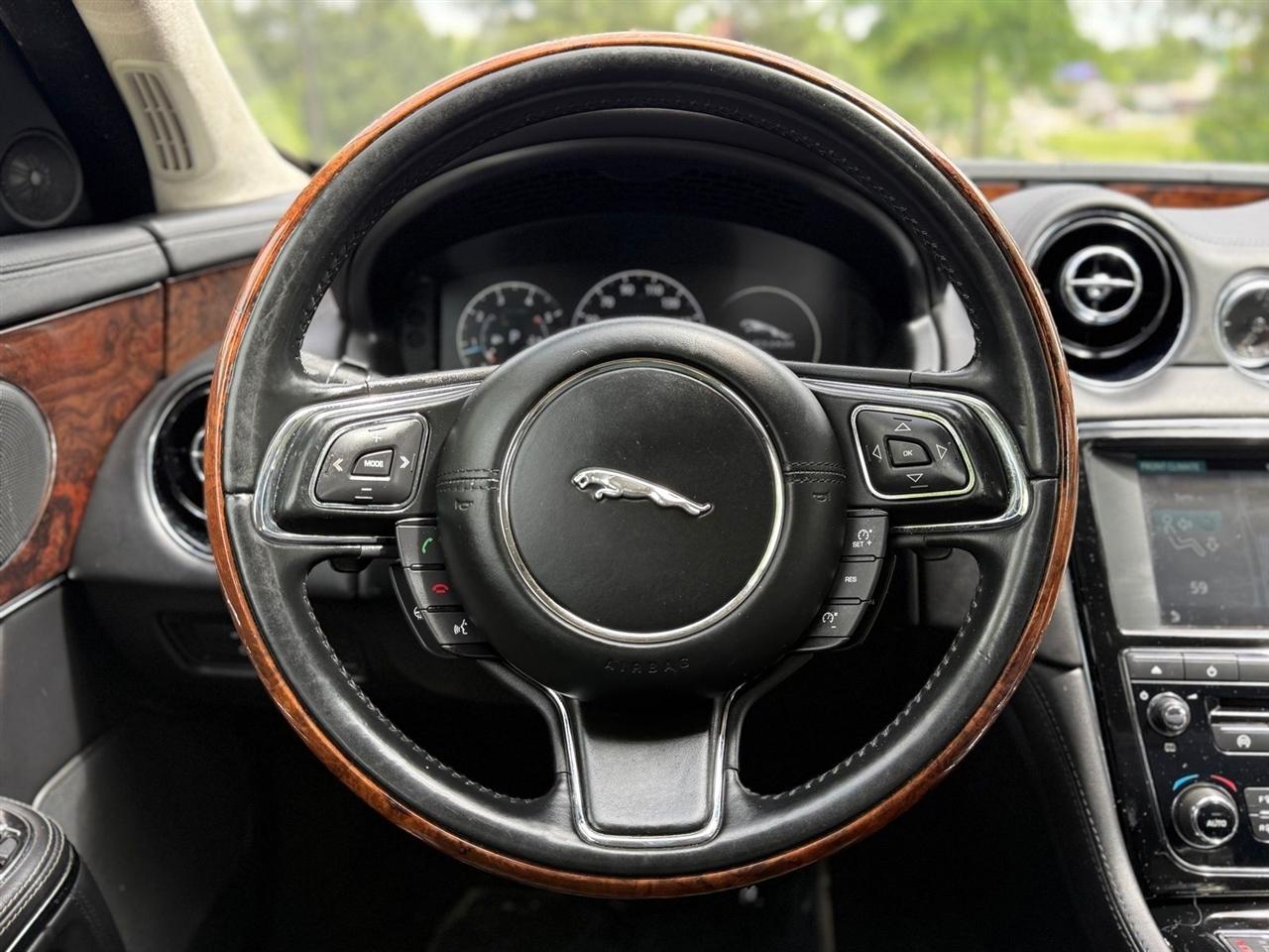 Jaguar XJ  2016