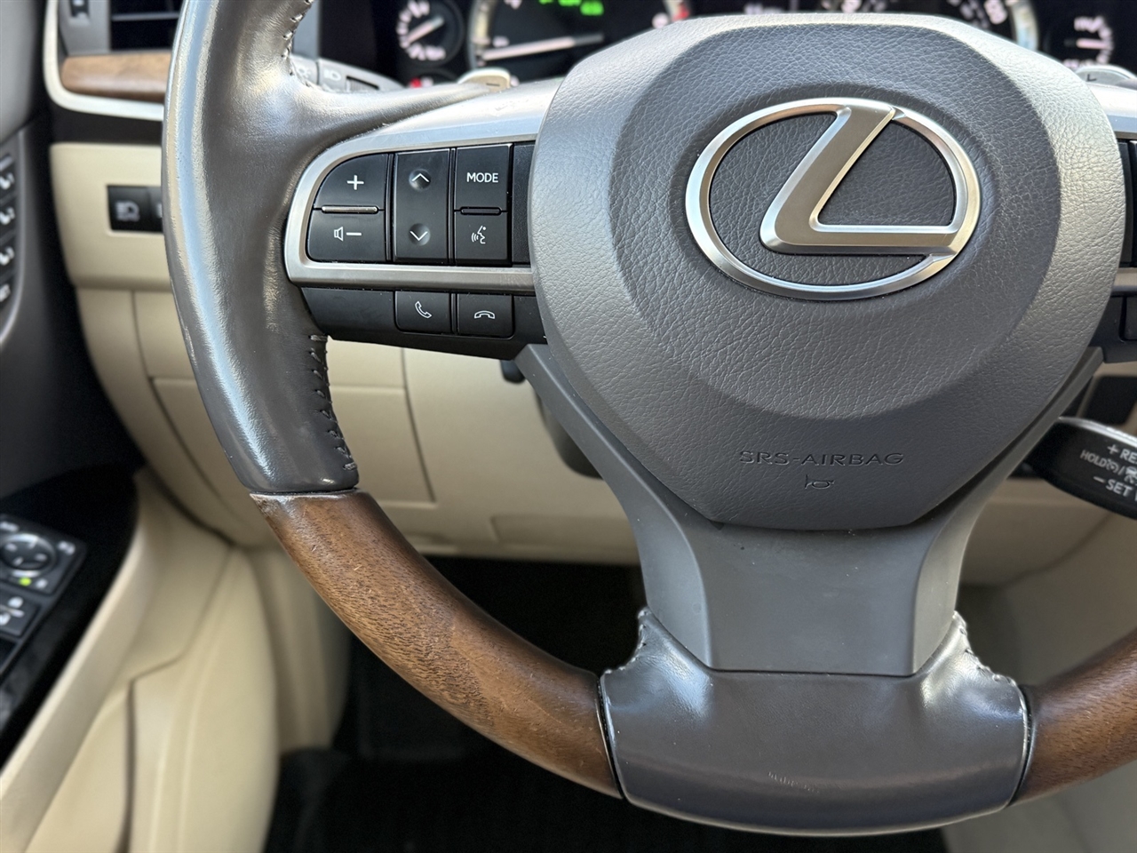 Lexus LX  2020