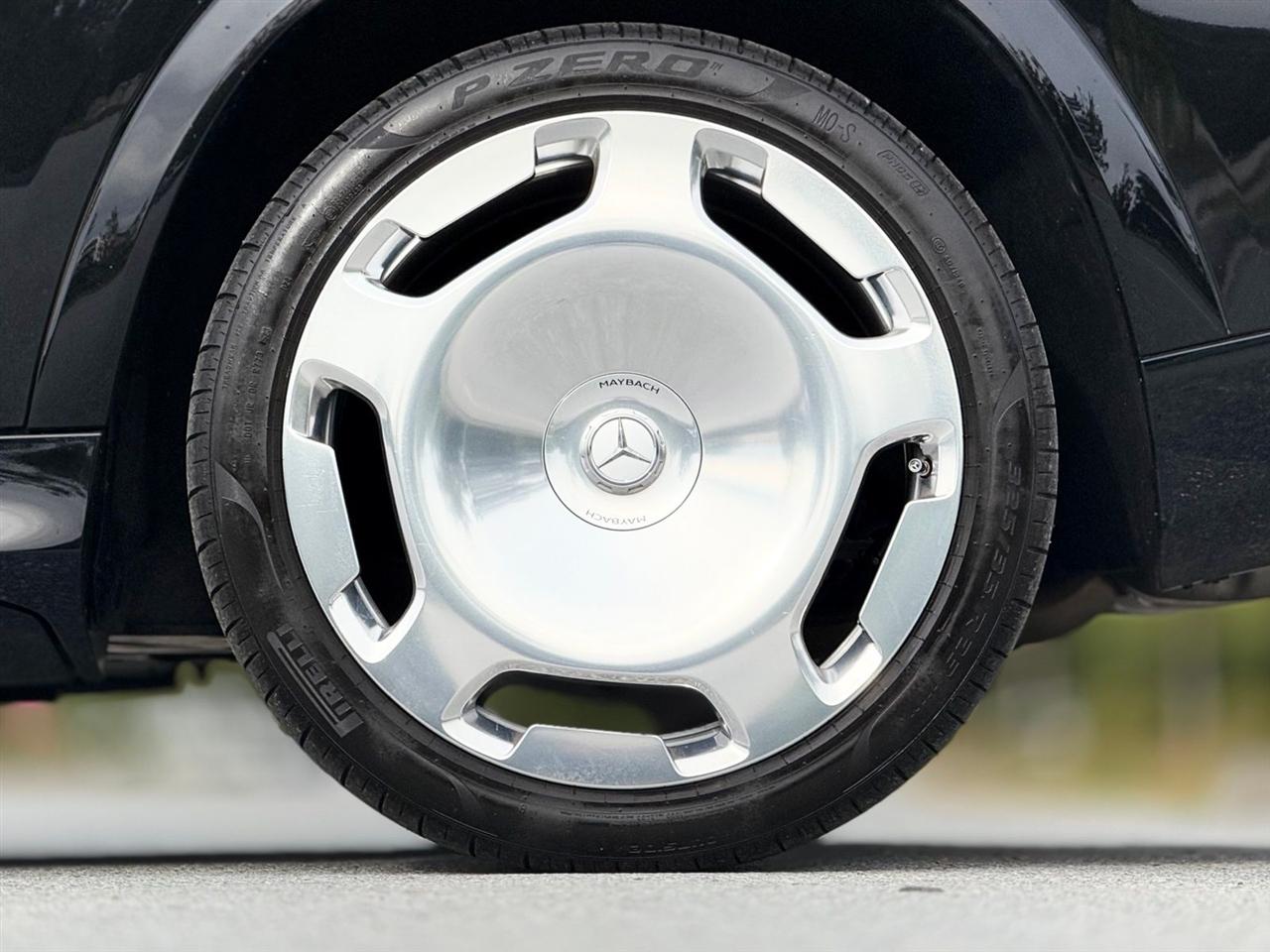 Mercedes-Benz GLS  2024