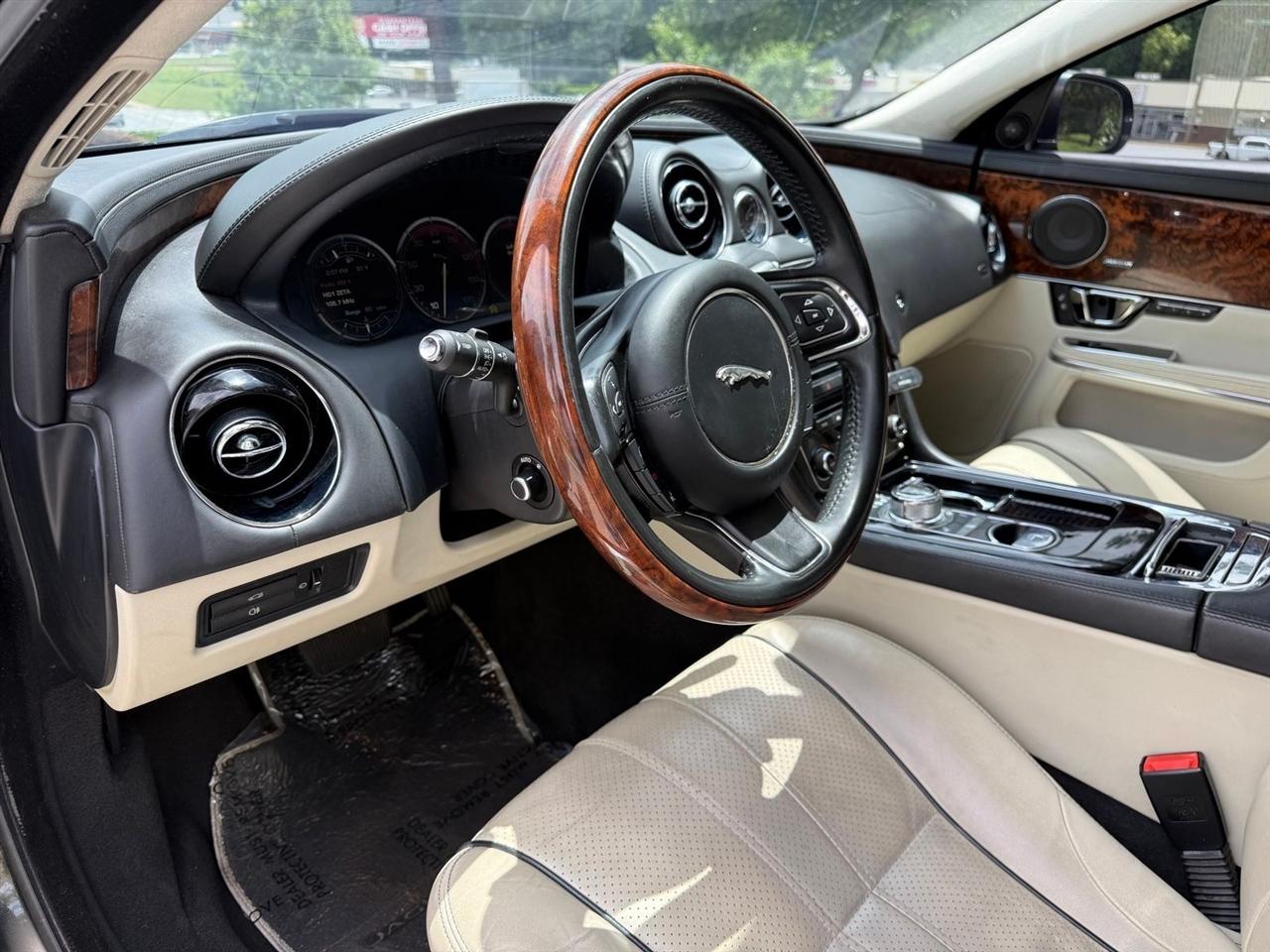 Jaguar XJ  2015