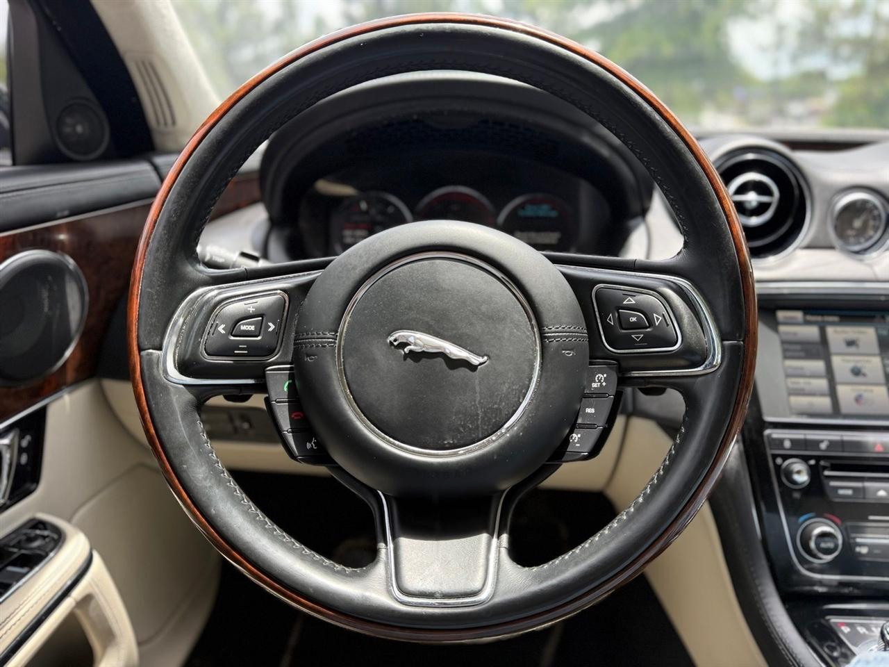 Jaguar XJ  2015