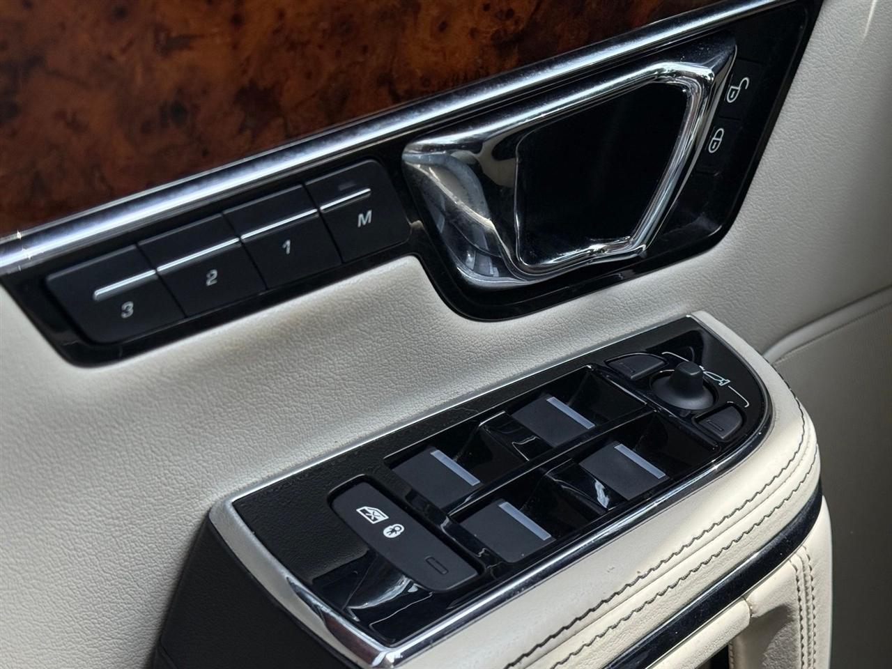 Jaguar XJ  2015