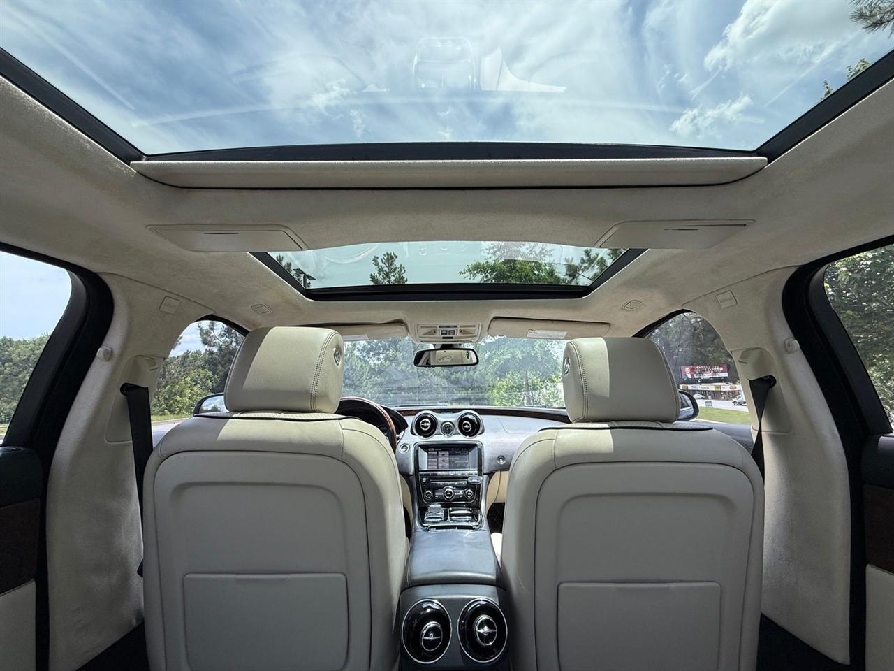 Jaguar XJ  2015