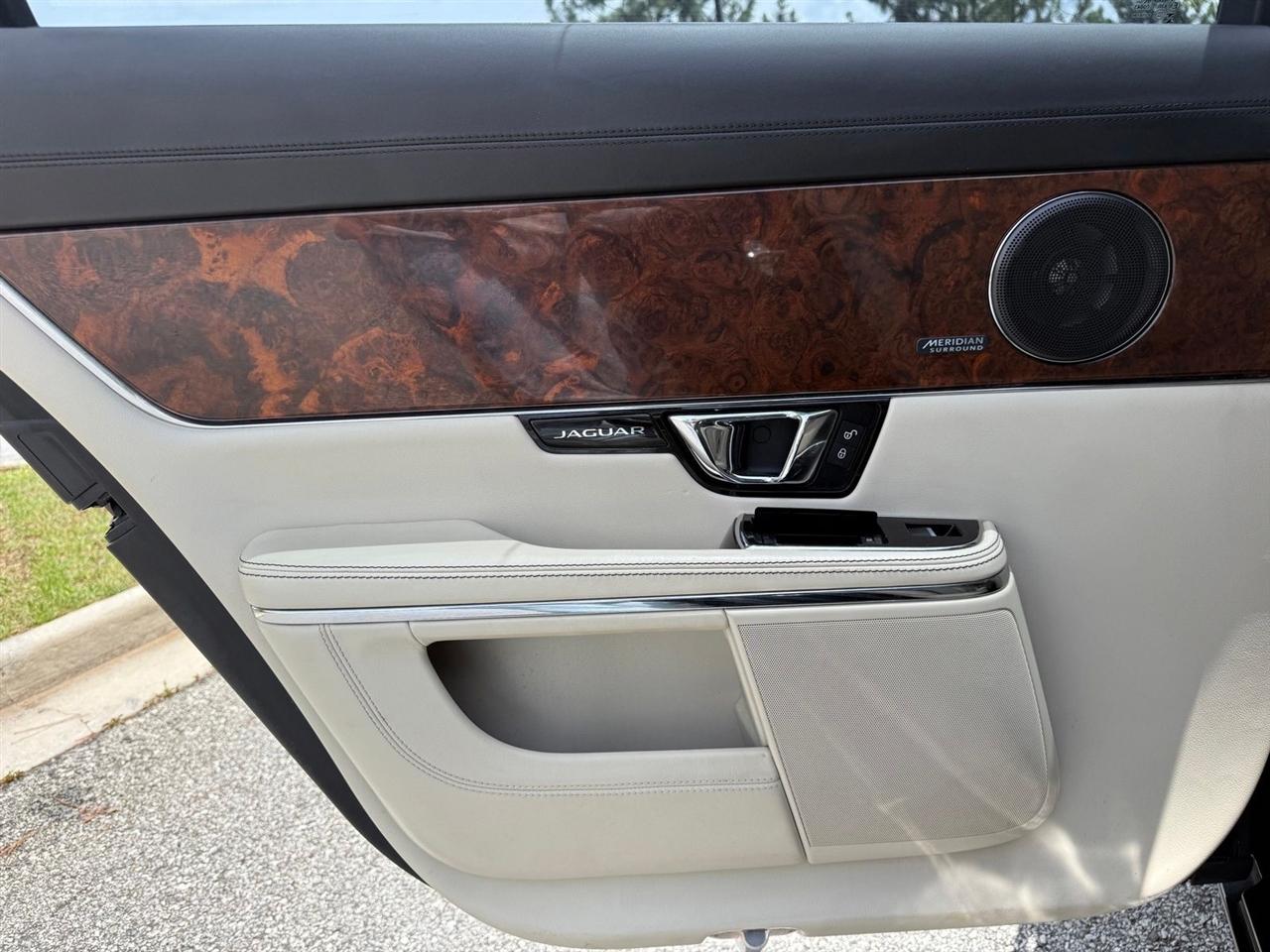 Jaguar XJ  2015