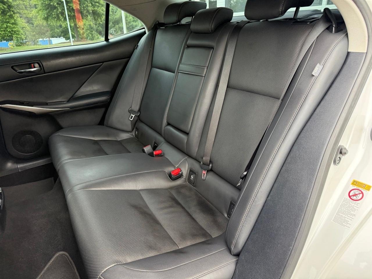 Lexus IS 200t  2016