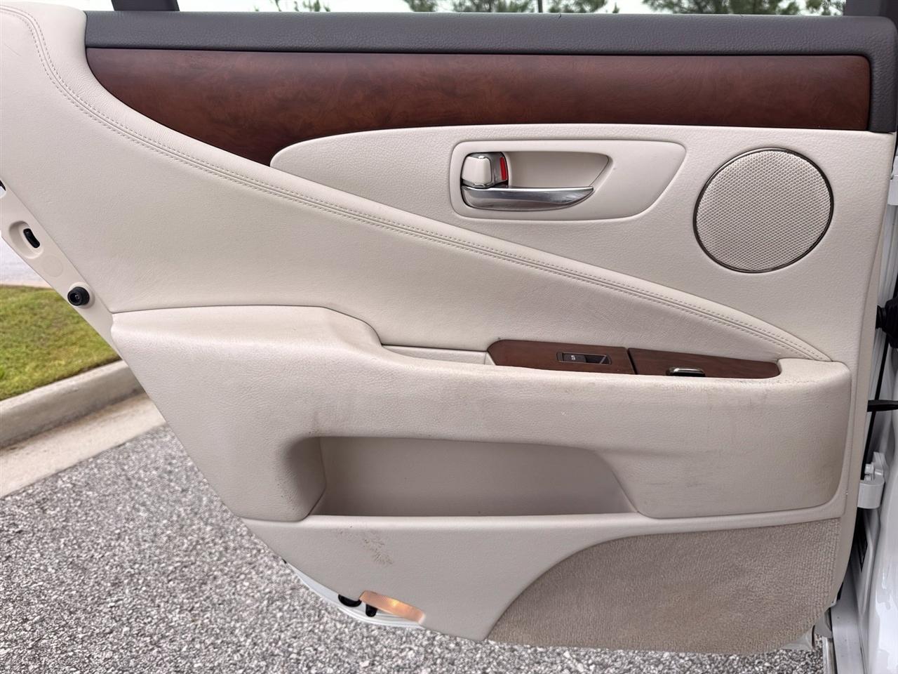 Lexus LS photo 46