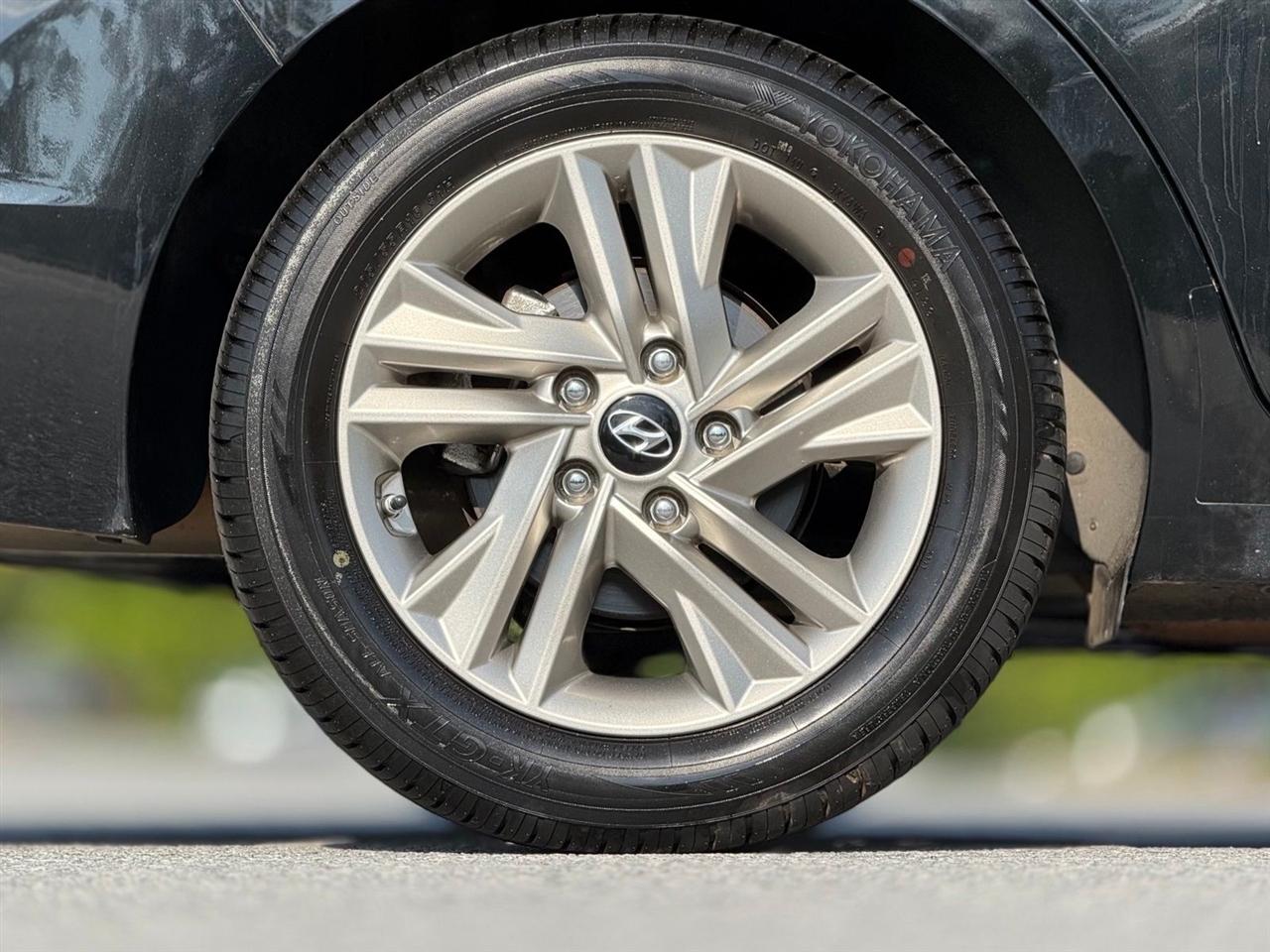 Hyundai Elantra photo 18