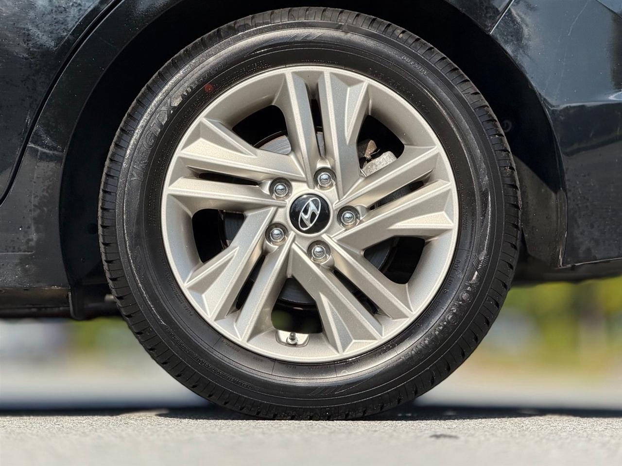 Hyundai Elantra photo 21