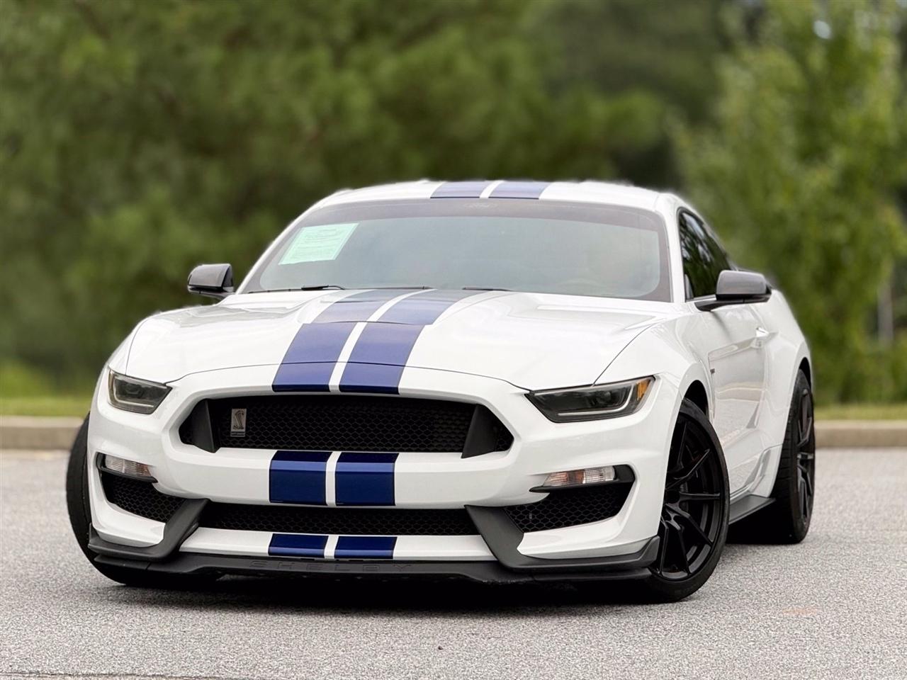 Ford Mustang photo 2
