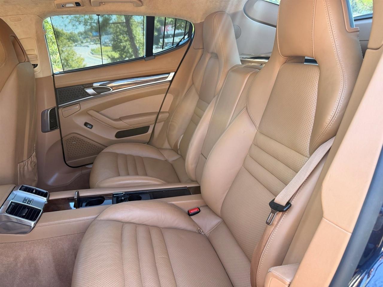 Porsche Panamera  2012
