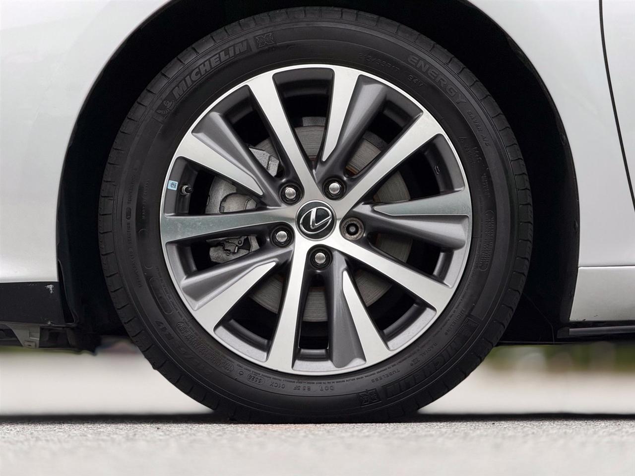 Lexus ES  2021