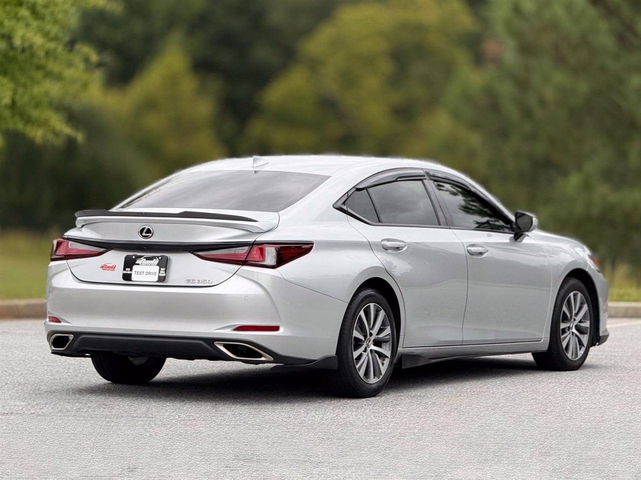 Lexus ES photo 11