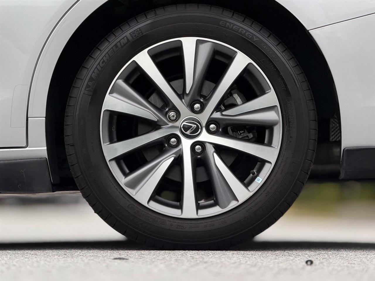 Lexus ES photo 19